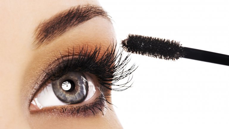 Applying Mascara